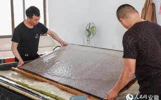 短视频制作宣纸 水深火热的手艺！当44名工人协同捞出一张巨型宣纸……